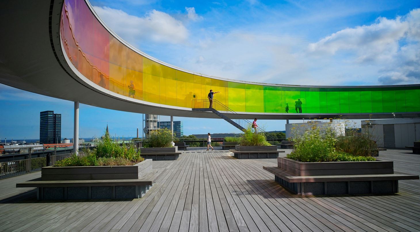 Foto af regnbuen, Aros - Aarhus Kunstmuseum. Credit: Julius Yls, Unsplash